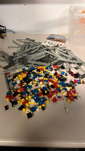 Lego trein rails met ruim 60 vintage trein poppetjes beschikbaar voor biedingen