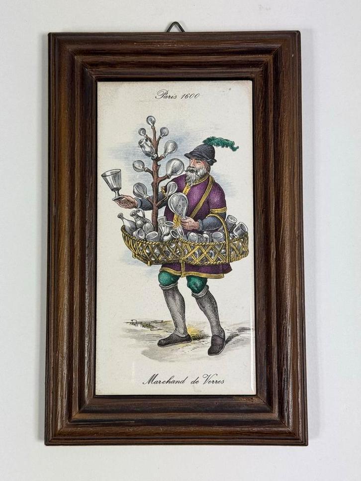 Oude Tegel met Voorstelling van Marchand de Verres, Antiek en Kunst, Antiek | Wandborden en Tegels, Ophalen of Verzenden