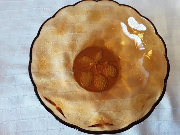 Amber schaal met aardbeien in reliëf in bodem., Antiek en Kunst, Antiek | Glas en Kristal, Ophalen of Verzenden