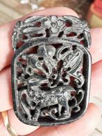 Zeer fraai  bewerkte  Jaden Amulet, Gesigneerd, Ophalen of Verzenden
