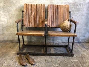 Vintage industriele houten 2-zitsbank met stalen frame beschikbaar voor biedingen