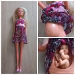 Zwangere barbie met baby, jurkje en schoentjes, Ophalen of Verzenden, Zo goed als nieuw, Kleertjes