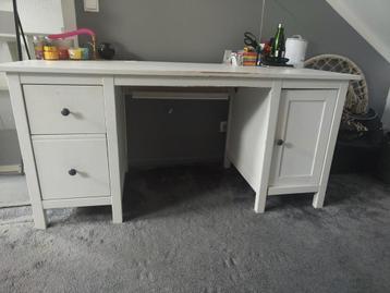 Hemnes buro met eventueel bureaustoel bij  beschikbaar voor biedingen