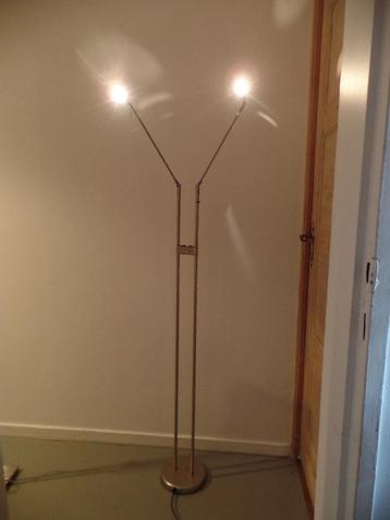 Mooie vloerlamp, een 2 lichts Cone Shade floor Lamp beschikbaar voor biedingen