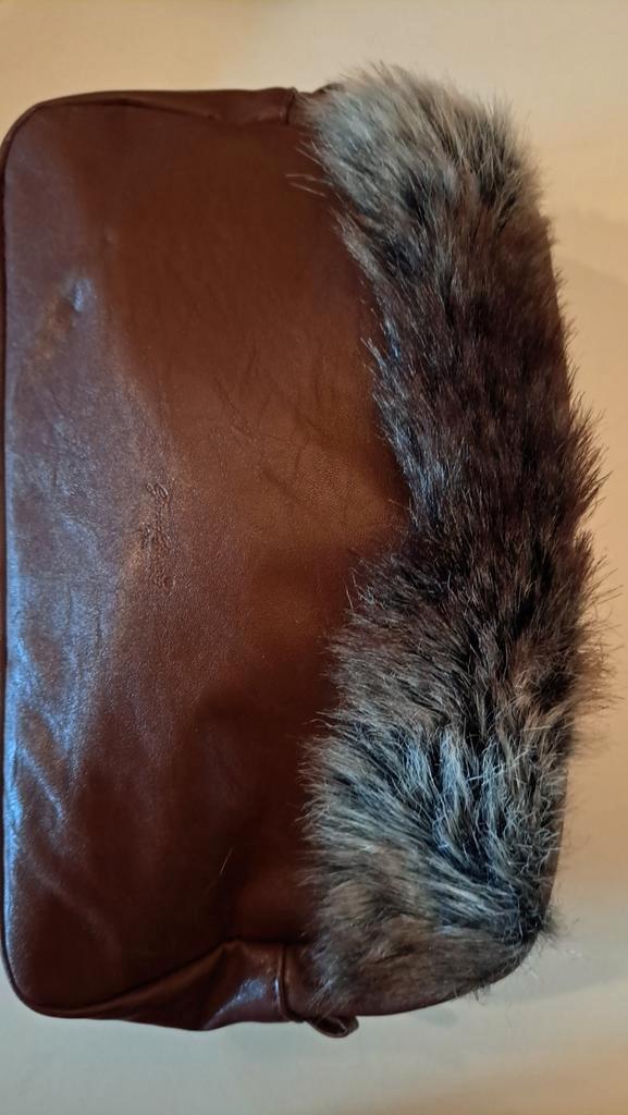 Bruine toilettas met bontrand kleur bruin, Sieraden, Tassen en Uiterlijk, Tassen | Damestassen, Nieuw, Handtas, Bruin, Verzenden