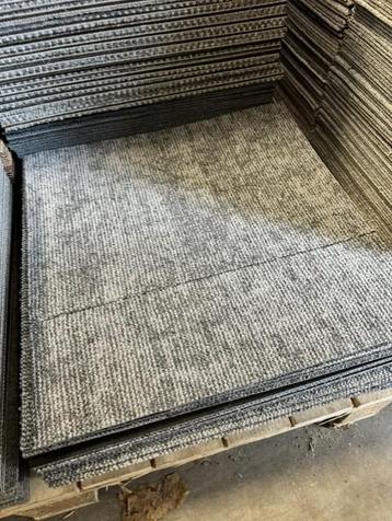 Partij Desso tapijttegels nieuw 50x50cm 5m2 grijs #76 beschikbaar voor biedingen