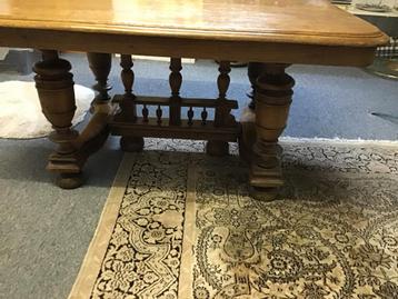 Eikenhout tafel beschikbaar voor biedingen