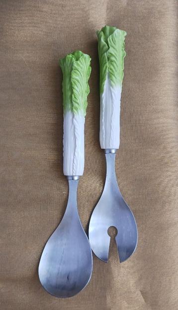 Salade bestek wit met groene bladeren beschikbaar voor biedingen