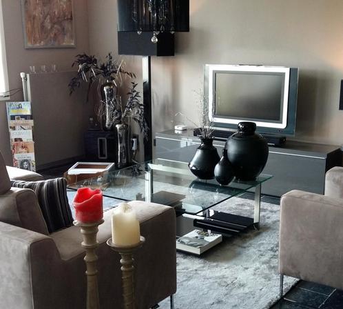 Bijzondere glazen salontafel met metalen details., Huis en Inrichting, Tafels | Salontafels, Zo goed als nieuw, Minder dan 50 cm