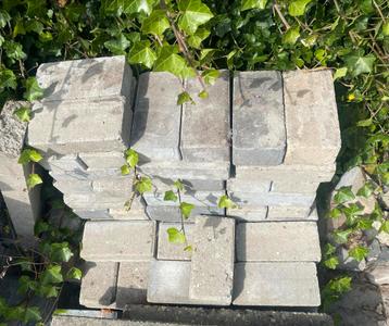 Gratis licht grijze Betonklinkers - 72 stuks beschikbaar voor biedingen