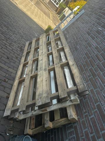 Gratis hout paletts beschikbaar voor biedingen