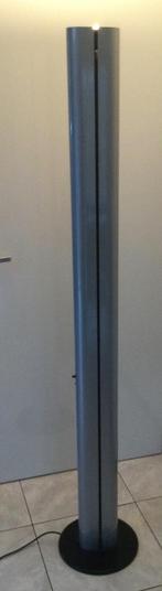 Gianfranco Fratinni aluminiumkleurige vloerlamp Megaron, Huis en Inrichting, Lampen | Vloerlampen, 150 tot 200 cm, Metaal, Zo goed als nieuw