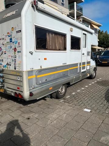 Leuke Laika camper met veel stickers!