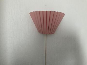 In goede staat roze, stoffenwand-, waaierlamp met schakelaar beschikbaar voor biedingen