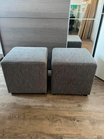 Stoffen poefjes/nachtkastjes beschikbaar voor biedingen
