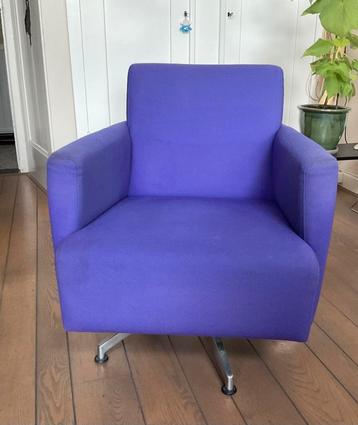Mooi comfortabel stoeltje beschikbaar voor biedingen