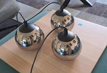 3 glazen bollen met bedrading beschikbaar voor biedingen