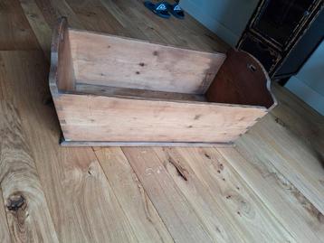 Oude houten kist beschikbaar voor biedingen