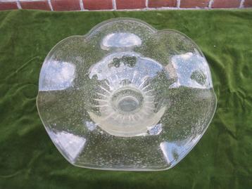 Glazen gelobde plooischaal met luchtbellen. beschikbaar voor biedingen