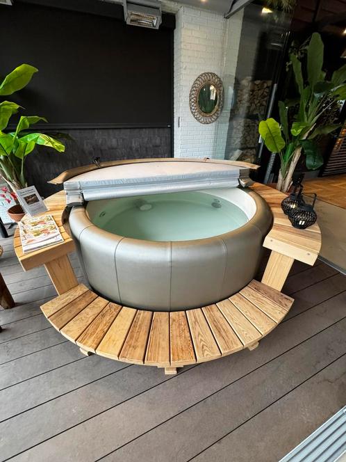 Softub legend 4 persoons (met garantie), Tuin en Terras, Bubbelbaden en Hottubs, Zo goed als nieuw, Pomp, Ophalen