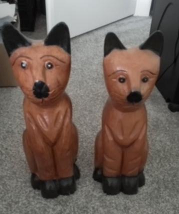 Houten poezen beelden beschikbaar voor biedingen