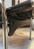 Strässle chair plus ottoman 1127, Huis en Inrichting, Fauteuils, Ophalen, Leer