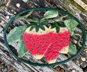 Gietijzer onderzetter met aardbeien, frankrijk beschikbaar voor biedingen