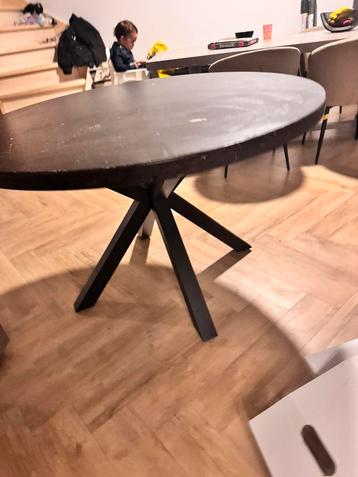Gratis op te halen eettafel  beschikbaar voor biedingen