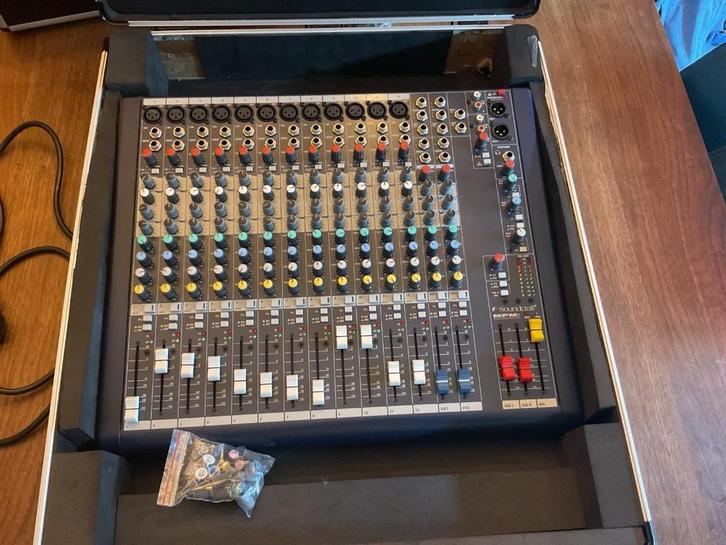 Soundcraft EFX-8 PA-mengtafel + flight case z.g.a.n., Muziek en Instrumenten, Mengpanelen, Zo goed als nieuw, 10 tot 20 kanalen
