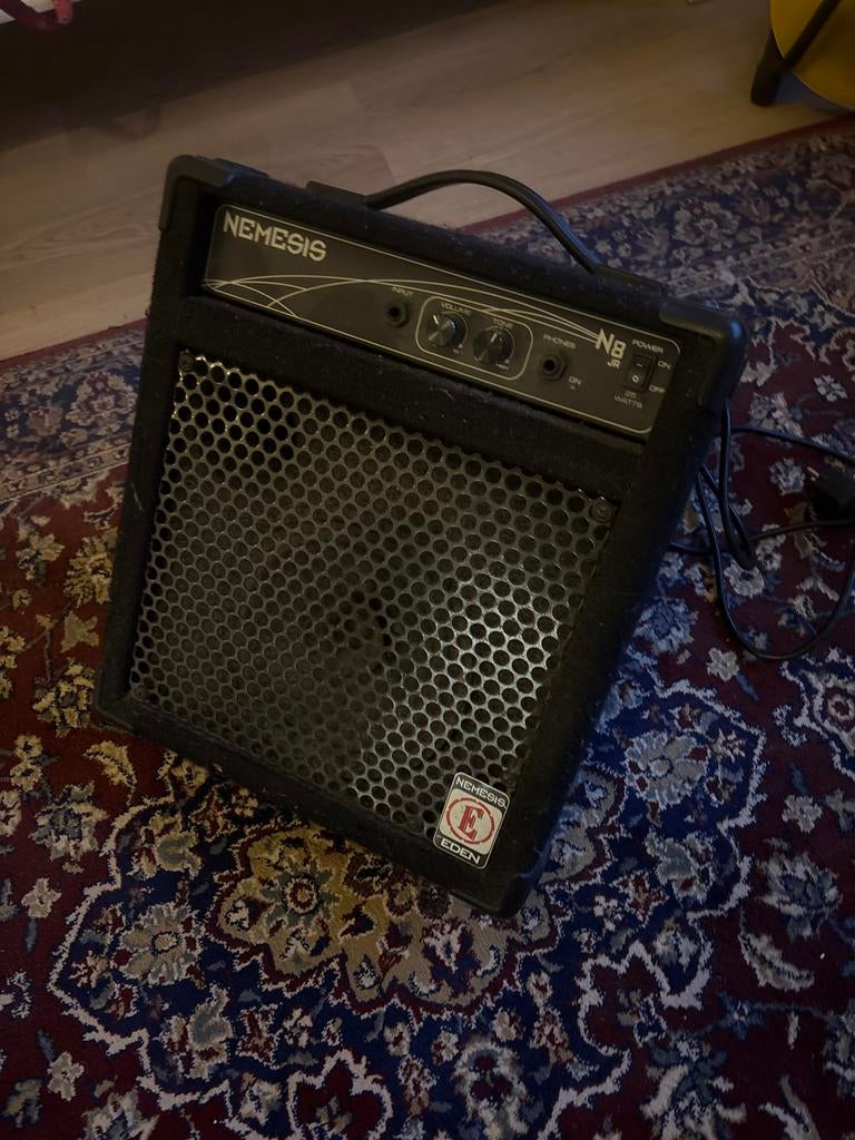 Nemesis N8 Jr. Basgitaar Versterker - 25 Watt, Muziek en Instrumenten, Ophalen, Gebruikt, Basgitaar, Minder dan 50 watt