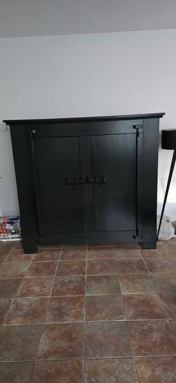 Donkerbruin massief eiken kast 