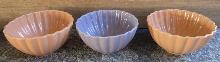 2x schaal geschulpt - peach - ø14x6.8 cm -1 x lila  2,00 pst, Huis en Inrichting, Keuken | Servies, Nieuw, Schaal of Schalen, Overige stijlen