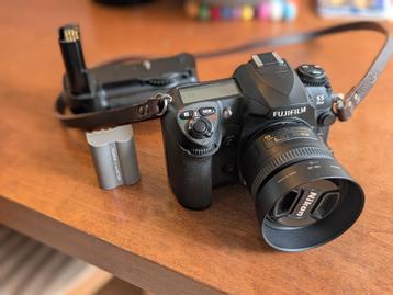 Fujifilm Finepix S5 Pro + Nikon DX 35mm 1.8 beschikbaar voor biedingen