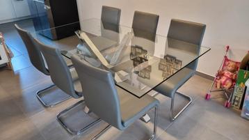 Eettafel met Chrome poten. Glazen eettafel met eetstoelen. beschikbaar voor biedingen