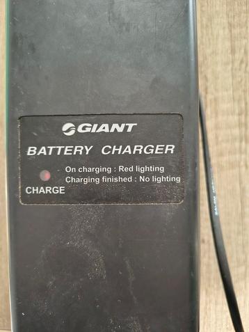 Giant twist 26 v oplader 4 pins  beschikbaar voor biedingen