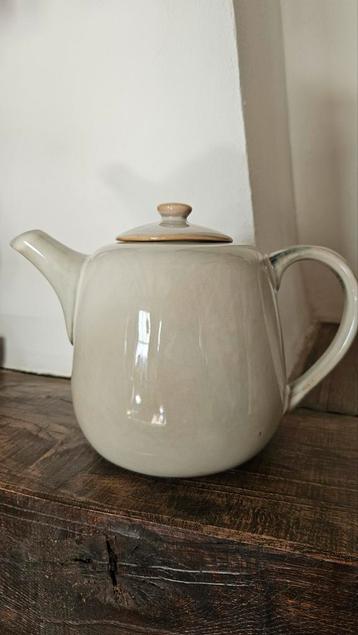 Theepot met 2 glazen beschikbaar voor biedingen