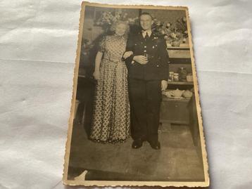 Oude foto: Man in uniform met dame beschikbaar voor biedingen
