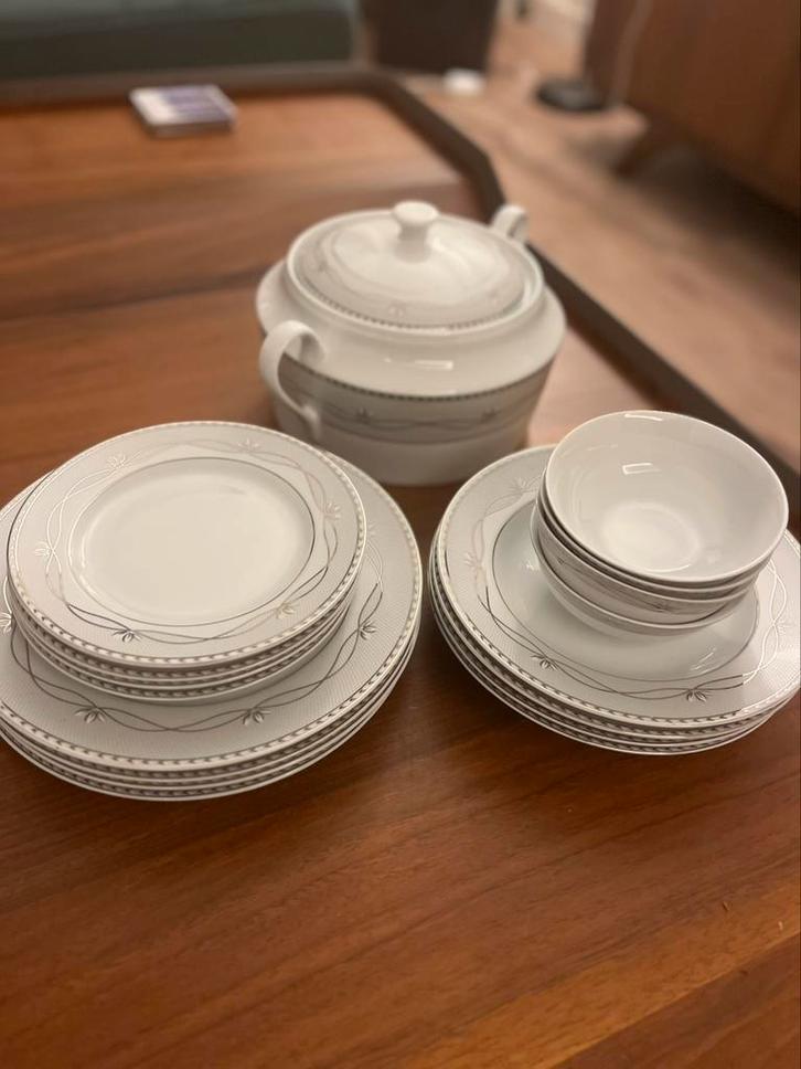 KRC Fine Porcelain Dinnerware Set for 4 Persons – 22 Pieces, Huis en Inrichting, Keuken | Servies, Nieuw, Bord(en), Overige stijlen