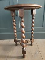 Klein oud bijzettafeltje met gedraaide pootjes, Antiek en Kunst, Antiek | Meubels | Tafels, Ophalen of Verzenden