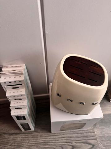 Nieuwe beige smeg messenblok Knife Block incl 6 messen beschikbaar voor biedingen
