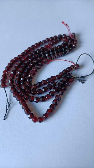 Lotje 3 snoeren oude Granaat beschikbaar voor biedingen