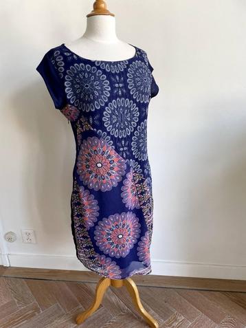 Desigual: Vlot, veelkleurig zomerjurkje.  Maat 42 beschikbaar voor biedingen