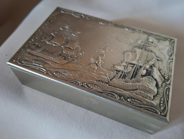 Vintage metalen/tinnen doosje met schepen (galjoenen), Antiek en Kunst, Curiosa en Brocante, Verzenden