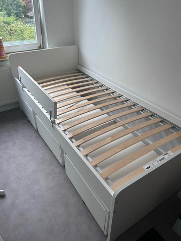 Ikea bed släkt met 3 opbergbakken op wielen beschikbaar voor biedingen