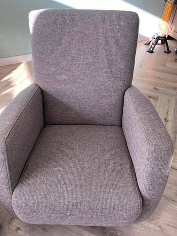 Grijze fauteuil beschikbaar voor biedingen