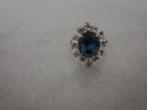 Verzilverde ring met saffieren steen afgezet met kristallen, Ophalen