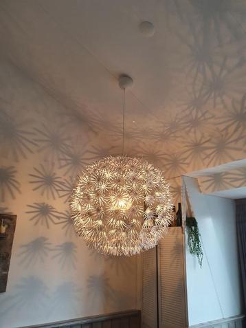 Mooie hanglamp met witte papieren bloem decoratie