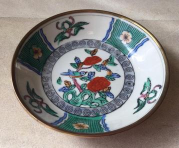 Vintage Chinees wandbordje gevat in messing vogeltje gemerkt beschikbaar voor biedingen