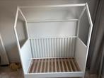 Ledikant ‘huisje’ op verschillende hoogtes verstelbaar, Kinderen en Baby's, Ophalen, Zo goed als nieuw, Minder dan 140 cm, Matras