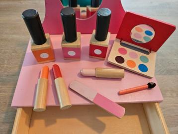 Houten make up tafel met make up van de hema beschikbaar voor biedingen
